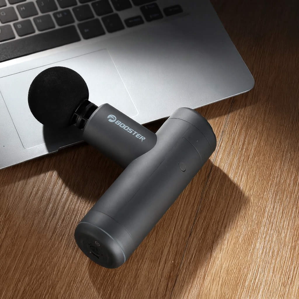 Mini pistolet de massage sur un bureau