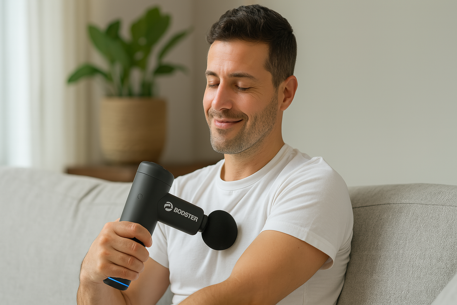 Homme qui utilise un mini pistolet de massage